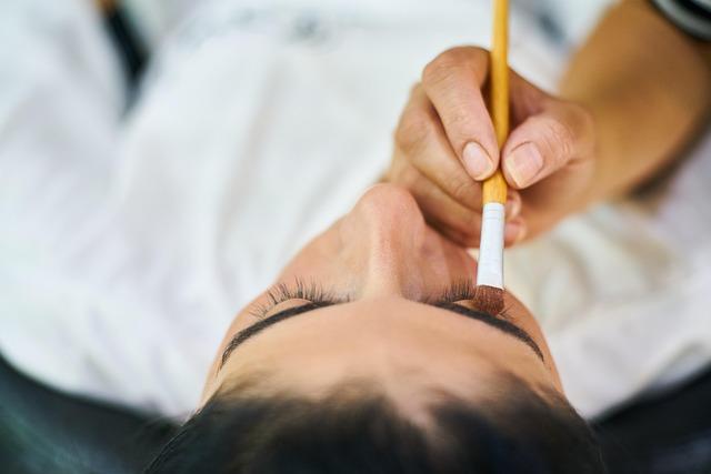 Exploring the Essentials of Eyebrow Care for Natural Beauty