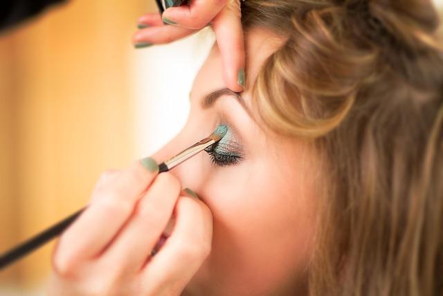 Essential Features of Waterproof Makeup for Summer Adventures